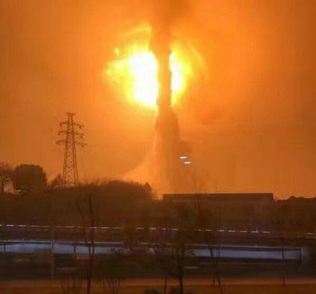 安徽铜陵恒兴化工厂爆炸：据调查系储油罐爆炸引起